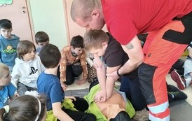 uczniowie 2b ćwiczą resuscytację na fantomie