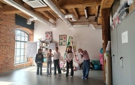 Pięciu uczni&oacute;w klasy 2B przedstawiających scenkę dramową podczas warsztat&oacute;w pt. Odkrywcy wyobraźni