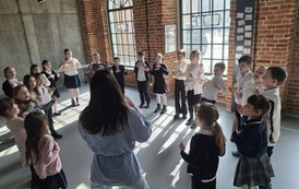 Uczniowie klasy 2A stojący w kole podczas warsztat&oacute;w pt. Odkrywcy wyobraźni w Teatrze Pinokio w Łodzi