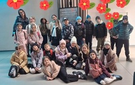 Uczniowie klasy 2A wraz z wychowawczynią w Teatrze Pinokio w Łodzi