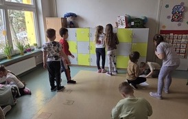 dzieci szukaja dzialan na mnozenie