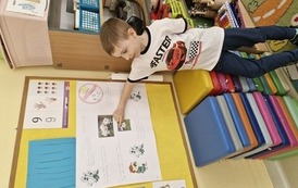 Kiryl opowiada o zawilcu wykorzystując przygotowany w domu plakat