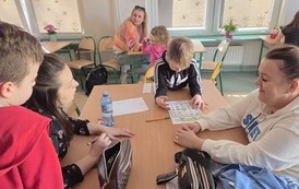 dzieci i rodzice graja w wiosenne bingo