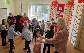 dzieci z seniorami tańczą w parach przy piosence Nie chcę cię znać