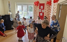 przedszkolaki i seniorzy bawią się przy utworze Jibidi