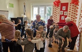 seniorzy z dziećmi bawią się przy piosence Jawor, jawor