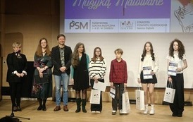 wręczenie nagr&oacute;d na scenie uczniom