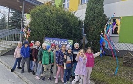 Grupa po wyjściu z budynku szkoły przygotowuje się do spaceru