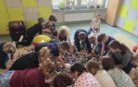 dzieci szukaja w klockach lego ukrytego skarbu