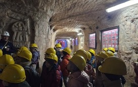 dzieci sluchaja historii kopalni