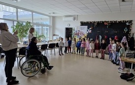 Dzieci występują przed pacjentem i pracownikami hospicjum 