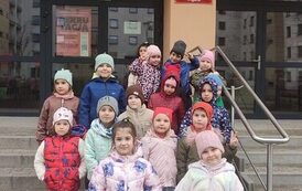 grupa przedszkolna stoi na schodach przed gł&oacute;wnym wejście do Szkoły Muzycznej i pozuje do zdjęcia
