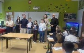 uczniowie odbierają od organizator&oacute;w konkursu dyplomy i nagrody