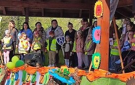 dzieci z opiekunami są na scenie