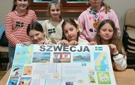 Uczennice SP 8 z plakatem Literatury że Szwecji