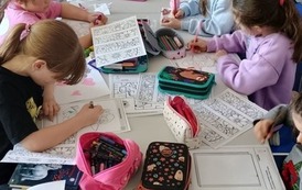 Dziewczynki z Koła Bibliotecznego rozwiązujące karty pracy