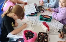 Dziewczynki z Koła Bibliotecznego uzupełniają karty pracy