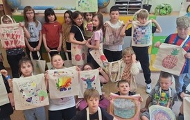 klasa 2d prezentuje swoje torby