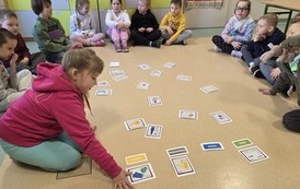 klasa 1b wykonuje zadanie - segregacja odpadow na ilustracjach