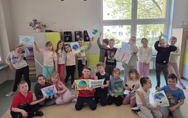 klasa prezentuje swoje plakaty z okazji dnia ziemi