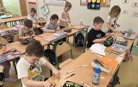 dzieci wykonuja zakladki do ksiazek