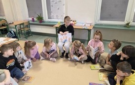 kacper prezentuje ulubiona ksiazke