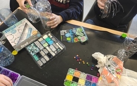 wyklejanie wycinanie z butelek plastikowych