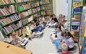 Dzieci w bibliotece oglądają książki o Polsce