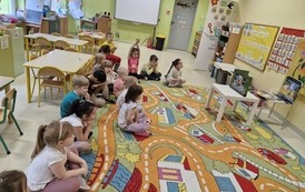 Grupa ogląda teatrzyk z legendą o Warsie i Sawie