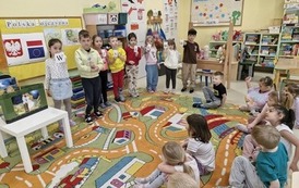 Dzieci układają z liter napis Warszawa