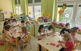 Dzieci w grupach przygotowują prace plastyczne biało - czerwony kwiat i serce 
