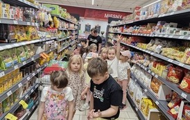 Grupa w sklepie szuka na opakowaniach znaku Ekoliścia