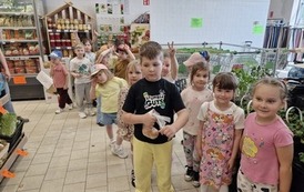 W sklepie dzieci kupują cebulę, aby założyć własną hodowlę