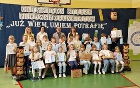 Uczestnicy, organizatorzy i Prezydent Miasta Zgierza na tle napisu Już wiem, umię, potrafię