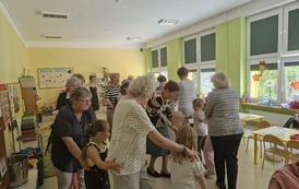 wsp&oacute;lna zabawa integracyjna przy piosence Motorniczy