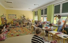 dzieci słuchają wiersza Lokomotywa czytanego przez gości