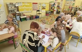 dzieci razem z seniorkami wykonują ilustracje do wiersza Lokomotywa