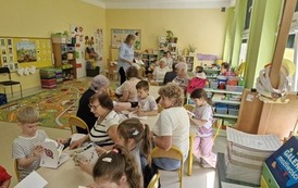 dzieci otrzymują po warsztatach książeczki z wierszami J. Tuwima