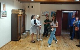 organizatorka konkursu i uczennica odbierająca nagrodę