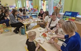 w sali wszyscy przygotowują wrapy