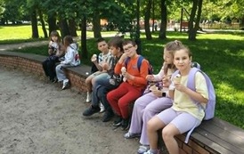 Grupka uczni&oacute;w klasy 2B w Parku Miejskim w Zgierzu podczas degustacji lod%C3%B3w