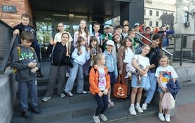 Uczniowie klasy 2B z wychowawczyniąprzed budynkiem kina w Starym Młynie w Zgierzu