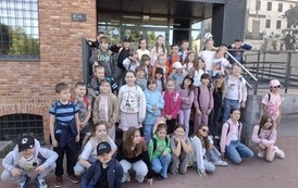 Uczniowie klasy 2A i  2B przed budynkiem kina w Starym Młynie w Zgierzu