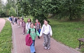 Uczniowie klasy 2A podczas spaceru w Parku Miejskim w Zgierzu