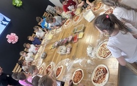 Dzieci w pizzerii.jpeg