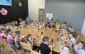 Dzieci jedzą pizzę.jpeg