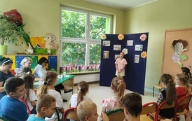 uczennica recytująca przygotowany na konkurs wiersz