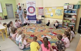 Pani Ania przypomina z dziećmi treści z poprzednich zajęć o myciu rąk i wszawicy