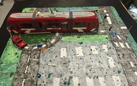 ulica z torowiskiem i tramwajem