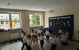 Dzieci 5 i 6 - letnie tańczą figurę czw&oacute;rki w polonezie.jpeg